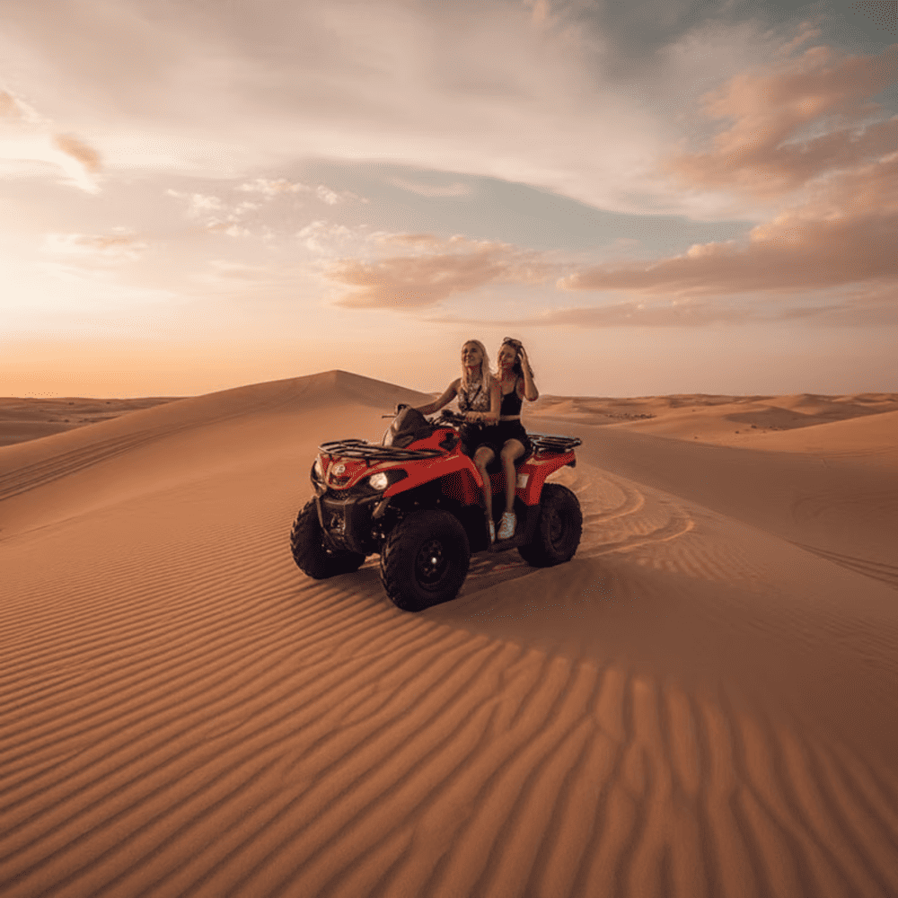 Bức ảnh đầy c&aacute; t&iacute;nh tr&ecirc;n chiếc xe địa h&igrave;nh ATV mạnh mẽ, tạo n&ecirc;n khoảnh khắc chất lừ giữa khung cảnh đồi c&aacute;t bao la